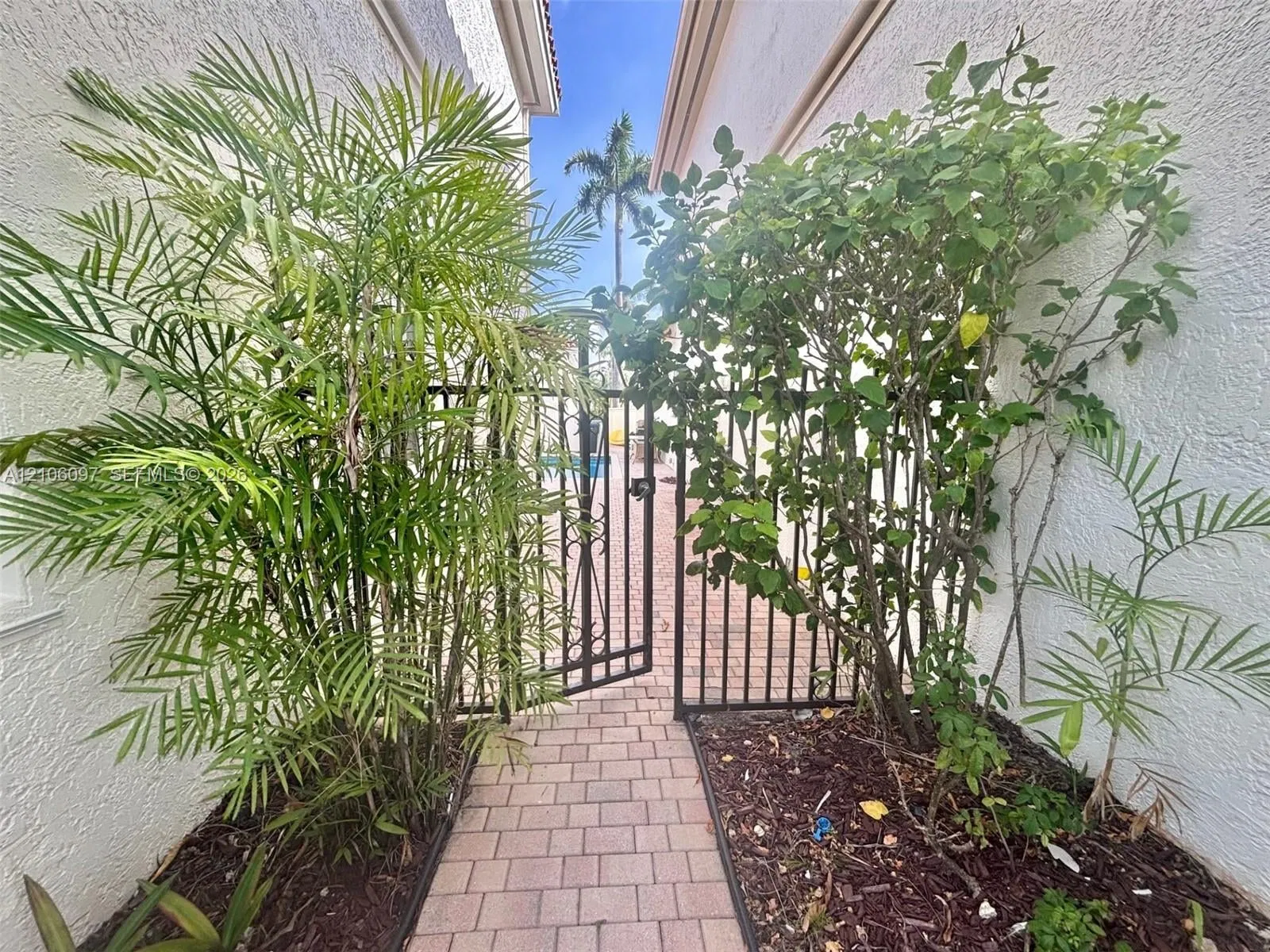 1141 Waterside Lane, Hollywood, FL 33019