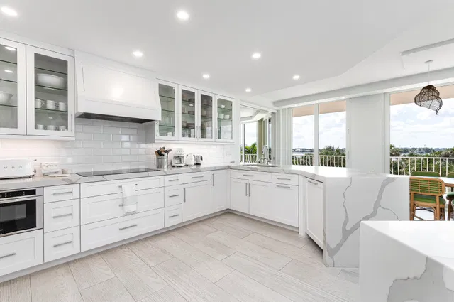 Sloan's Curve Palm Beach Unit 204s photo 3