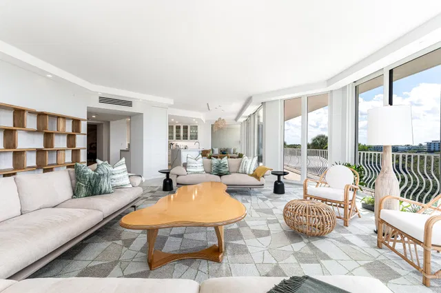 Sloan's Curve Palm Beach Unit 204s photo 9