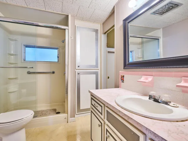 Unit 175 photo 28