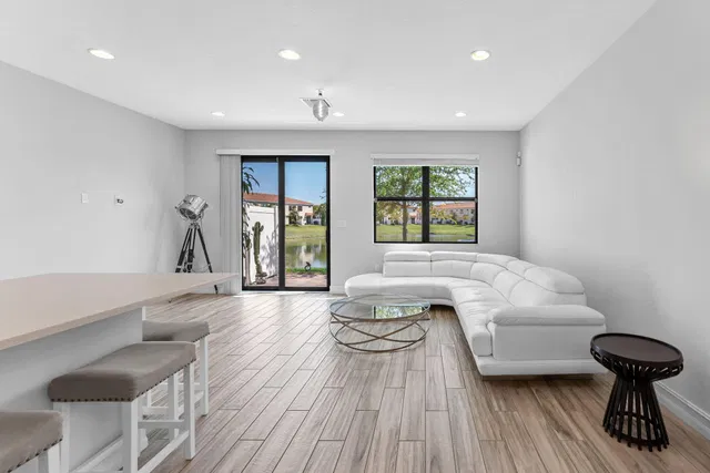  Residence photo 4