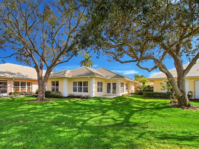 Monarch Country Club Residence photo 8