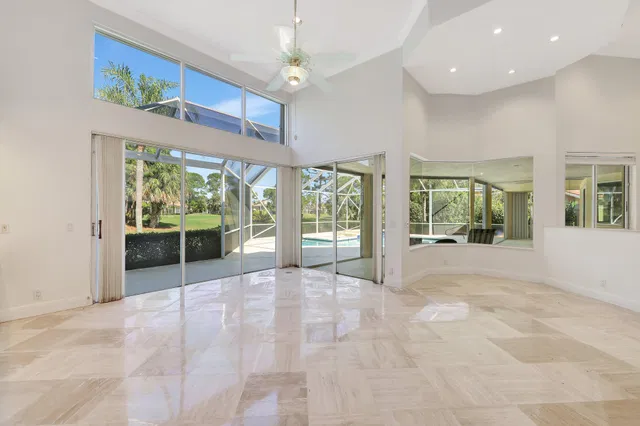 Monarch Country Club Residence photo 24