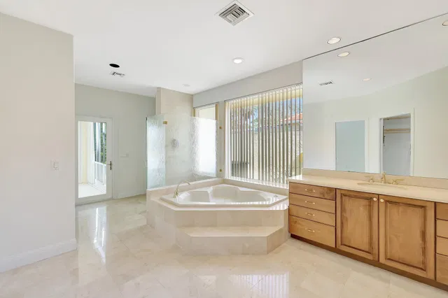 Monarch Country Club Residence photo 32