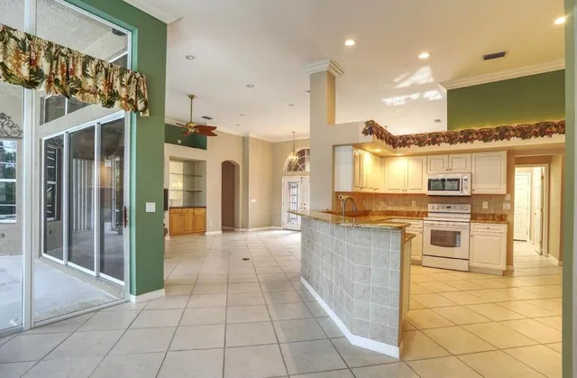 Monarch Country Club Residence photo 9