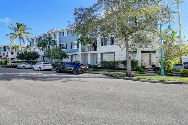 Pineapple Grove Village Condominiums Unit 4e photo 2