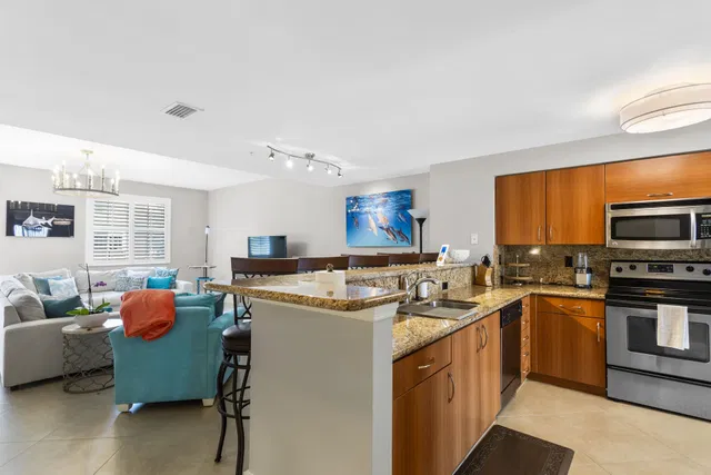 Pineapple Grove Village Condominiums Unit 5-B photo 5