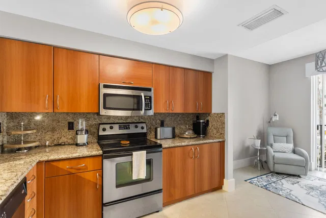 Pineapple Grove Village Condominiums Unit 5-B photo 7