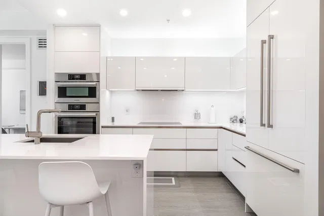 Tower 155 Unit 818 photo 2