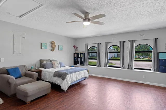 Residence photo 16