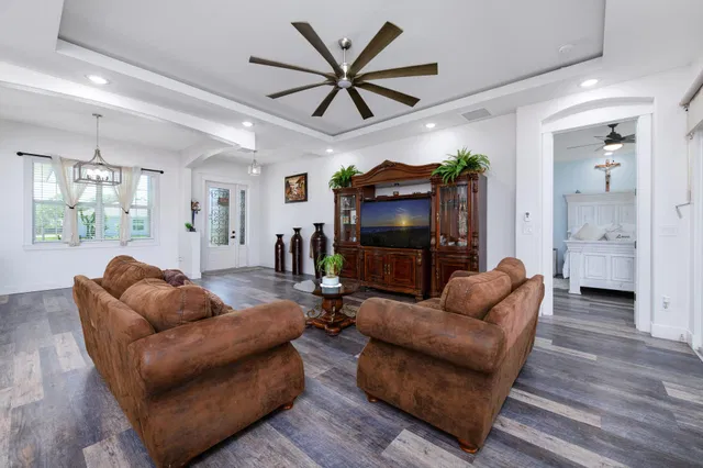  Residence photo 6
