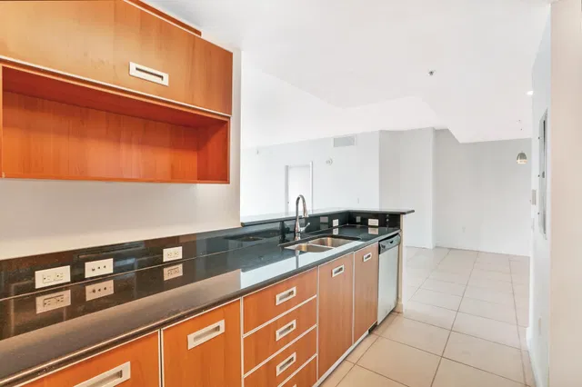 The Whitney Unit 622 photo 6