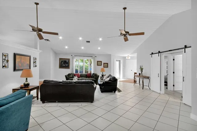 Boca Bath & Tennis Residence photo 8