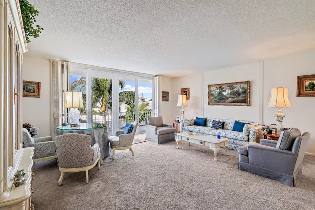 Winthrop House Condos Unit 421 photo 3