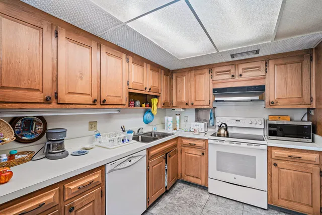 Winthrop House Condos Unit 421 photo 8