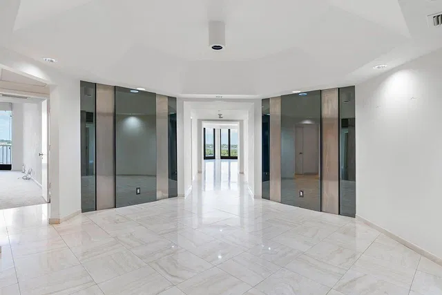 Sloan's Curve Palm Beach Unit 504s photo 2