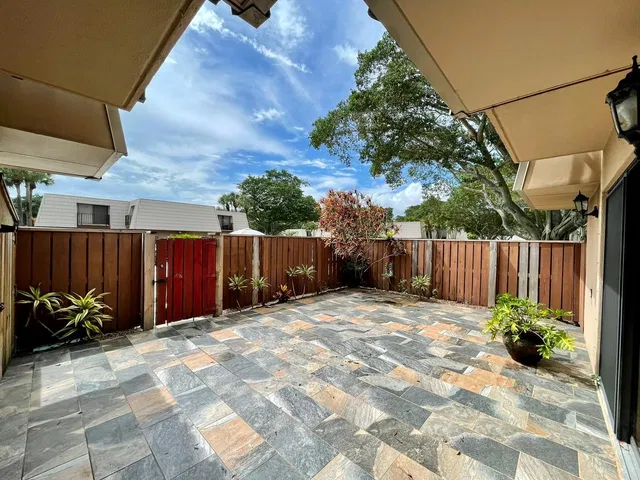 Residence photo 3