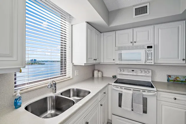 Eastpointe Singer Island Unit 21 C photo 9
