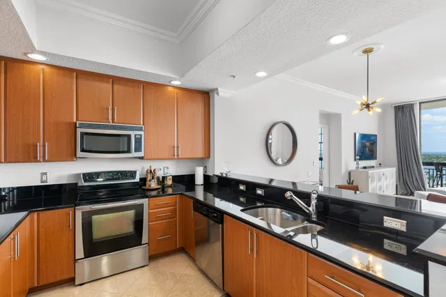 Two City Plaza Unit 818 photo 6