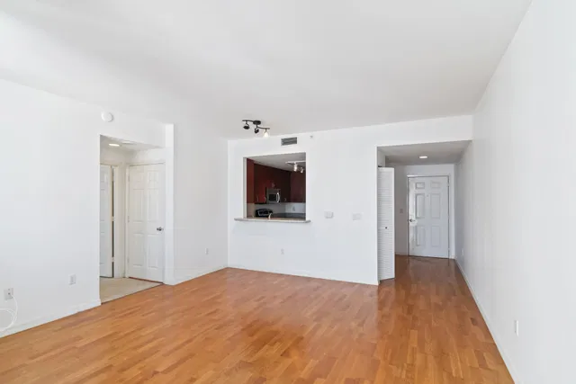 The Strand Unit 1421 photo 5