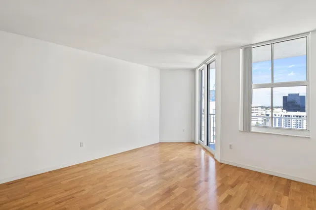 The Strand Unit 1421 photo 7