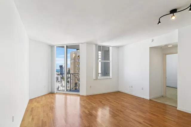 The Strand Unit 1421 photo 8