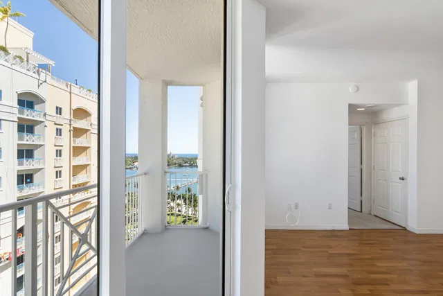 The Strand Unit 1421 photo 9