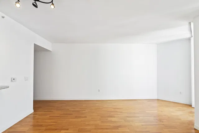 The Strand Unit 1421 photo 10
