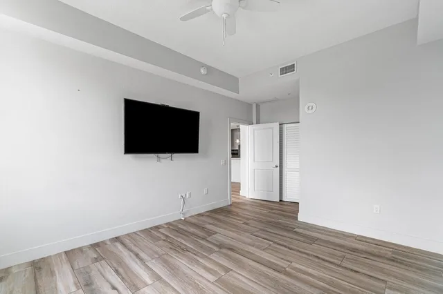 The Whitney Unit 807 photo 14