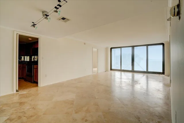 Trianon Unit 204 photo 6