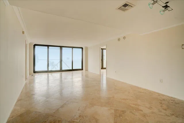 Trianon Unit 204 photo 7