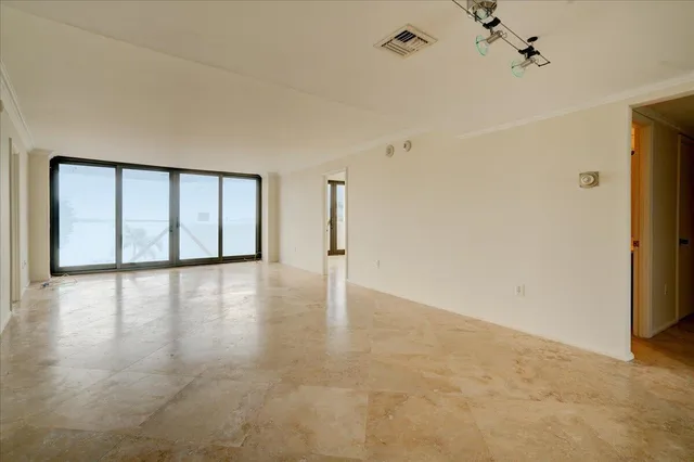 Trianon Unit 204 photo 8