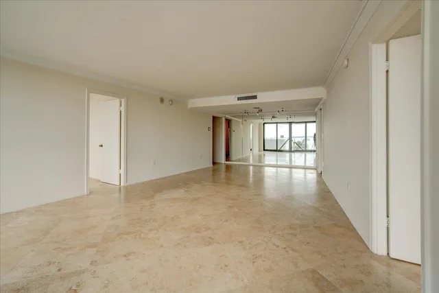 Trianon Unit 204 photo 9