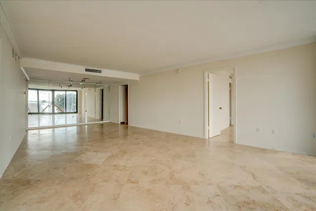 Trianon Unit 204 photo 10