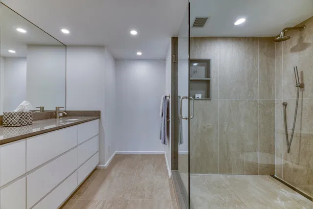Winthrop House Condos Unit 404 photo 9