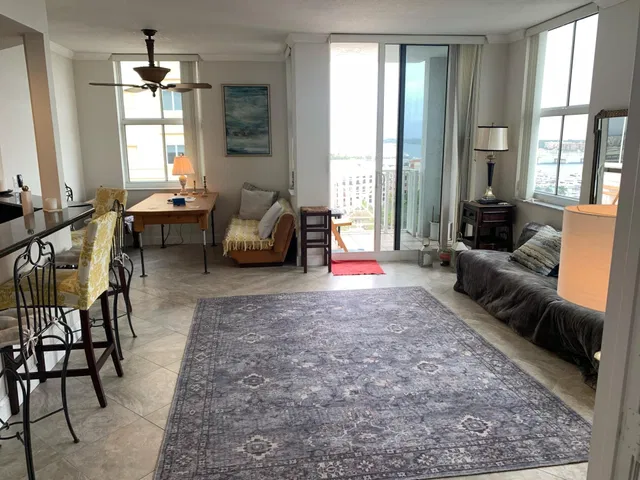 The Strand Unit 1204 photo 3