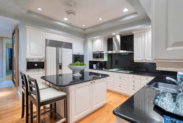 One Watermark Place Unit 1003 photo 5