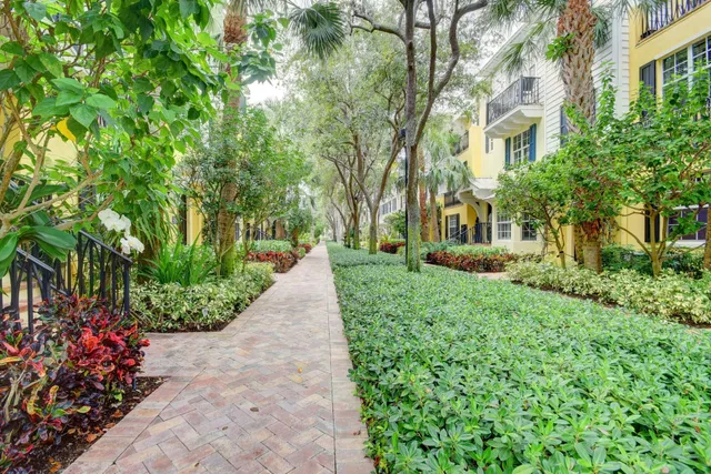 Magnolia Court Residence photo 2