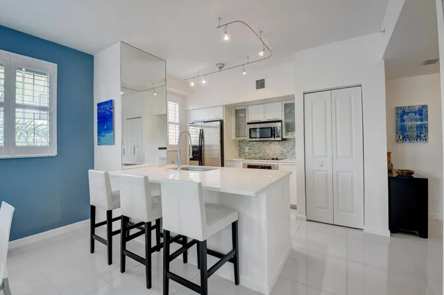 The Astor Unit 415 photo 10