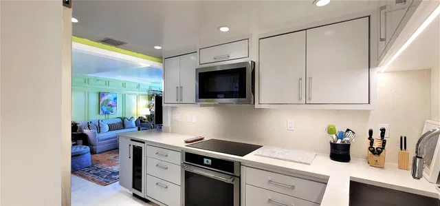 Trianon Unit 605 photo 5