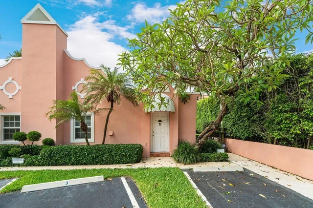 142 Peruvian Avenue #101