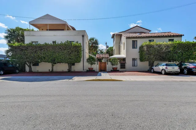 214 Chilean Avenue #I