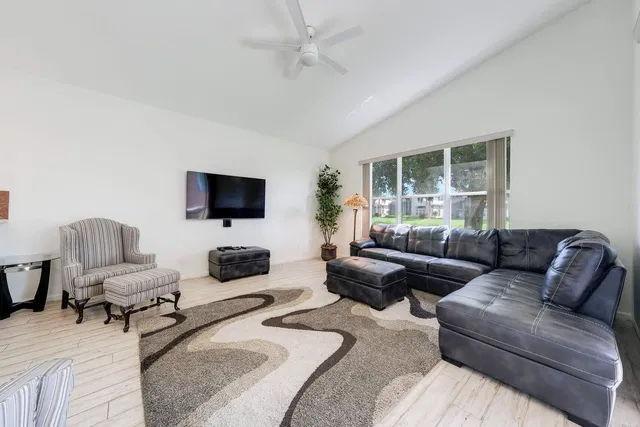 Residence photo 17