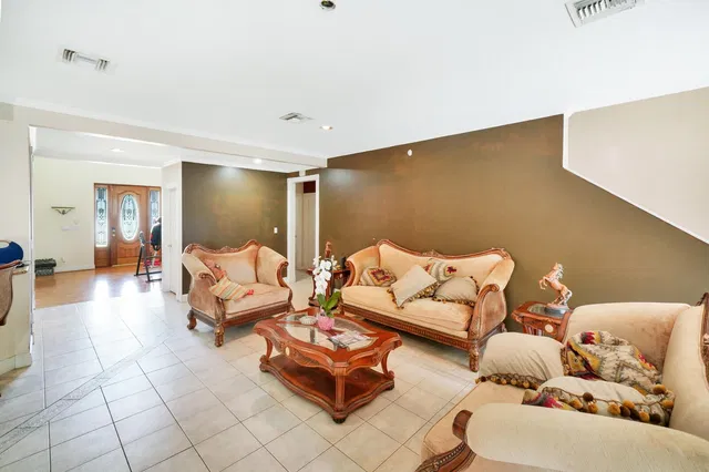  Residence photo 6
