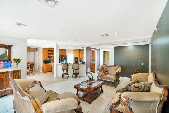  Residence photo 17