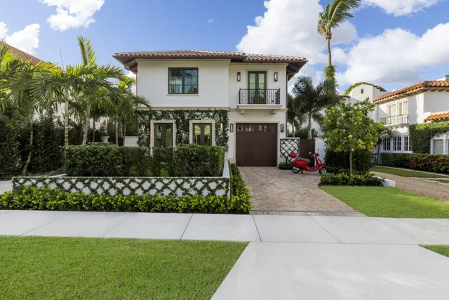 218 Everglade Avenue