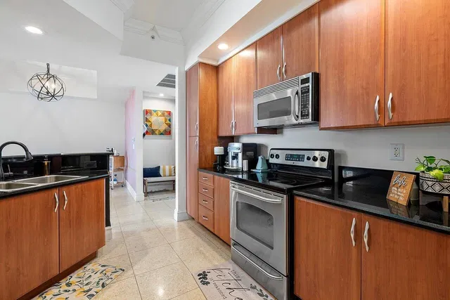One City Plaza Unit 1418 photo 9
