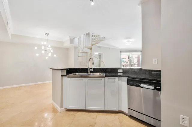 The Astor Unit 512 photo 6