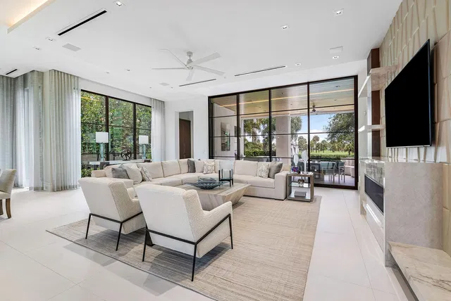 Royal Palm Yacht and Country Club Residence photo 10
