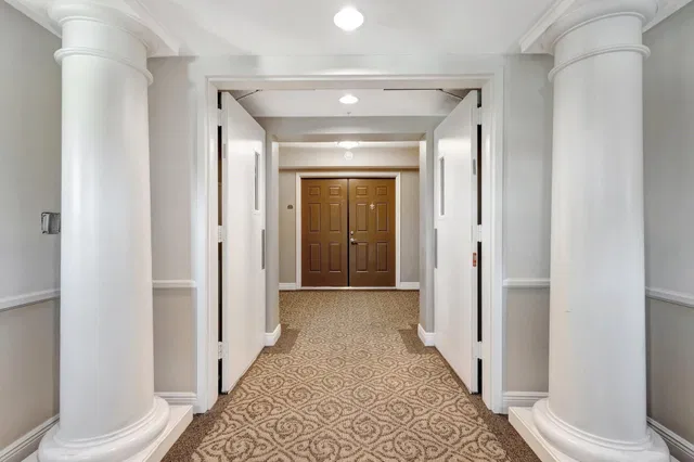 610 Clematis Unit 412 photo 2